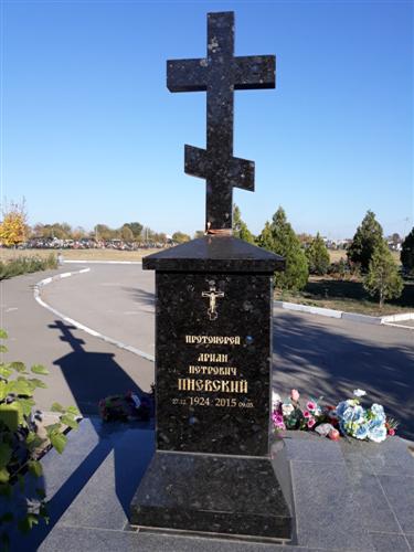 Памятник на могилу в виде креста Протоиерею фото